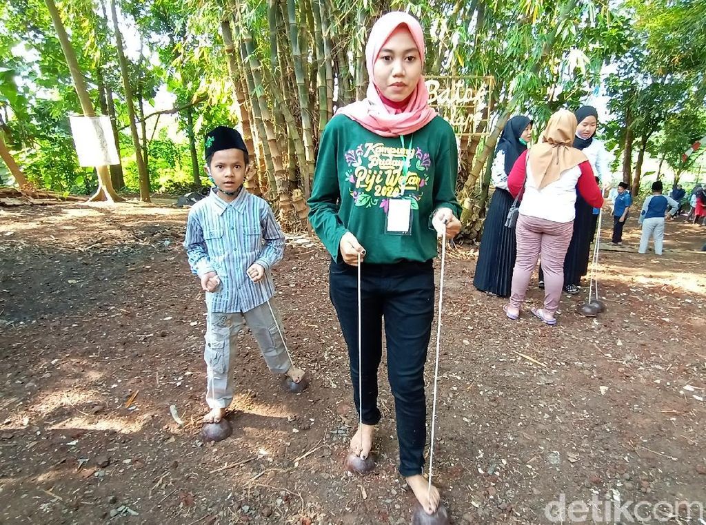 Di Era Gadget, Anak-anak Ini Malah Asyik Main Permainan Tradisional Di Era Gadget, Anak-anak Ini Malah Asyik Main Permainan Tradisional