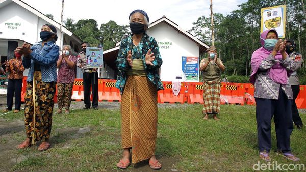 Ketika Para Lansia Senam di Pengungsian
