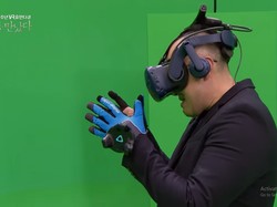 Mengharukan, Suami Jumpa Mendiang Istri Pakai VR