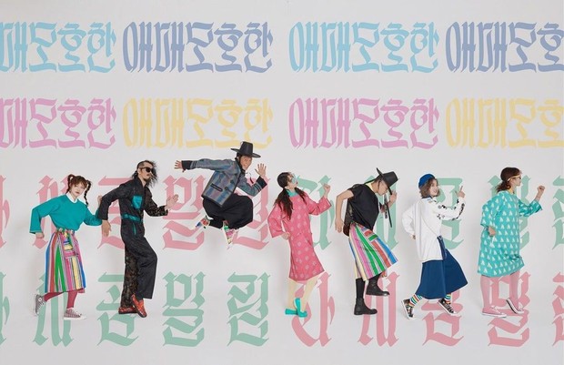 Kolaborasi Darcygom bersama grup tari Ambiguous Dance Company dalam memamerkan produk rancangannya.