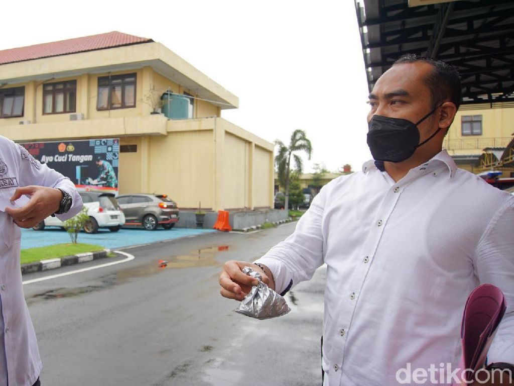 Ini Bubuk Abu-abu yang Diamankan dari Lokasi Ledakan Keras di Mojokerto Ini Bubuk Abu-abu yang Diamankan dari Lokasi Ledakan Keras di Mojokerto