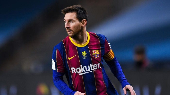 SEVILLE, SPAIN - JANUARY 17: Lionel Messi of FC Barcelona looks on during the Supercopa de Espana Final match between FC Barcelona and Athletic Club at Estadio de La Cartuja on January 17, 2021 in Seville, Spain. Sporting stadiums around Spain remain under strict restrictions due to the Coronavirus Pandemic as Government social distancing laws prohibit fans inside venues resulting in games being played behind closed doors. (Photo by David Ramos/Getty Images)