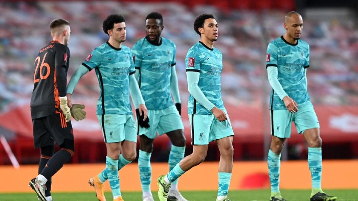 MANCHESTER, ENGLAND - JANUARY 24: Trent Alexander-Arnold and Fabinho of Liverpool look dejected as Dean Henderson (L) of Manchester United interacts with Curtis Jones of Liverpool following The Emirates FA Cup Fourth Round match between Manchester United and Liverpool at Old Trafford on January 24, 2021 in Manchester, England. Sporting stadiums around the UK remain under strict restrictions due to the Coronavirus Pandemic as Government social distancing laws prohibit fans inside venues resulting in games being played behind closed doors. (Photo by Laurence Griffiths/Getty Images)