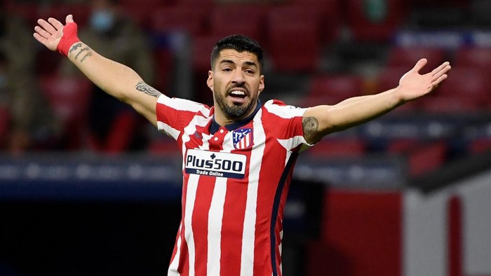 Atletico Madrids Uruguayan forward Luis Suarez gestures during the Spanish league football match between Club Atletico de Madrid and Valencia CF at the Wanda Metropolitano stadium in Madrid on January 24, 2021. (Photo by PIERRE-PHILIPPE MARCOU / AFP)