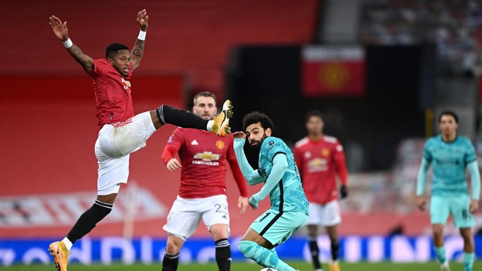 MANCHESTER, ENGLAND - JANUARY 24: Fred of Manchester United battles for possession with Mohamed Salah of Liverpool during The Emirates FA Cup Fourth Round match between Manchester United and Liverpool at Old Trafford on January 24, 2021 in Manchester, England. Sporting stadiums around the UK remain under strict restrictions due to the Coronavirus Pandemic as Government social distancing laws prohibit fans inside venues resulting in games being played behind closed doors. (Photo by Laurence Griffiths/Getty Images)