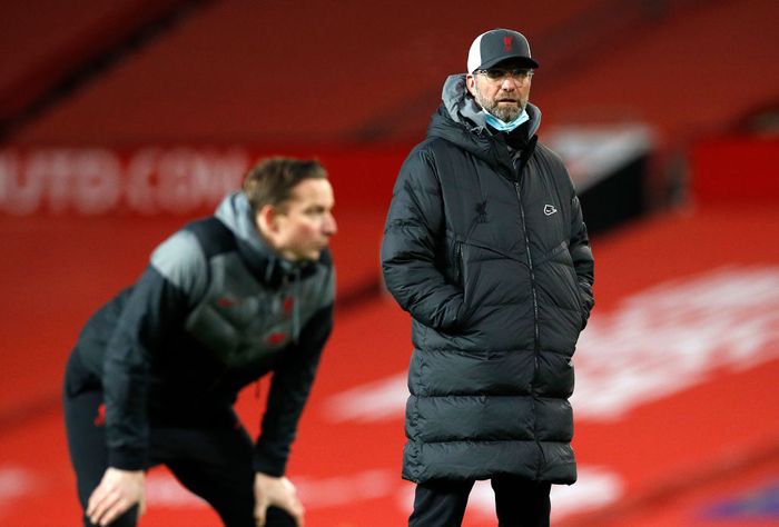 Manchester United vs Liverpool MANCHESTER, ENGLAND - JANUARY 24: Jurgen Klopp, Manager of Liverpool looks on ahead of The Emirates FA Cup Fourth Round match between Manchester United and Liverpool at Old Trafford on January 24, 2021 in Manchester, England. Sporting stadiums around the UK remain under strict restrictions due to the Coronavirus Pandemic as Government social distancing laws prohibit fans inside venues resulting in games being played behind closed doors. (Photo by Phil Noble - Pool/Getty Images)