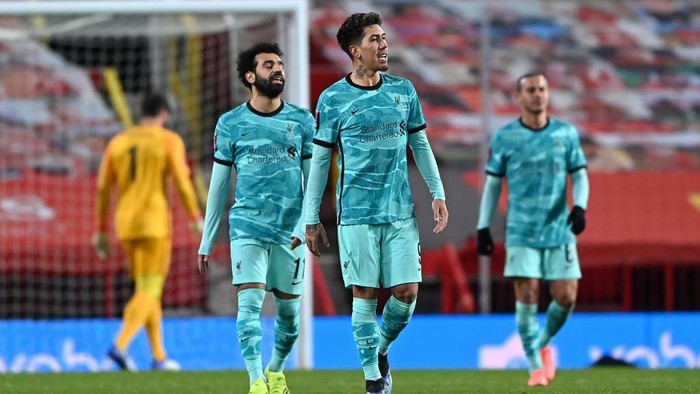 MANCHESTER, ENGLAND - JANUARY 24: Roberto Firminho of Liverpool and team mate Mohamed Salah (L) look dejected after Bruno Fernandes (Not pictured) of Manchester United scores their sides third goal from a free kick during The Emirates FA Cup Fourth Round match between Manchester United and Liverpool at Old Trafford on January 24, 2021 in Manchester, England. Sporting stadiums around the UK remain under strict restrictions due to the Coronavirus Pandemic as Government social distancing laws prohibit fans inside venues resulting in games being played behind closed doors. (Photo by Laurence Griffiths/Getty Images)