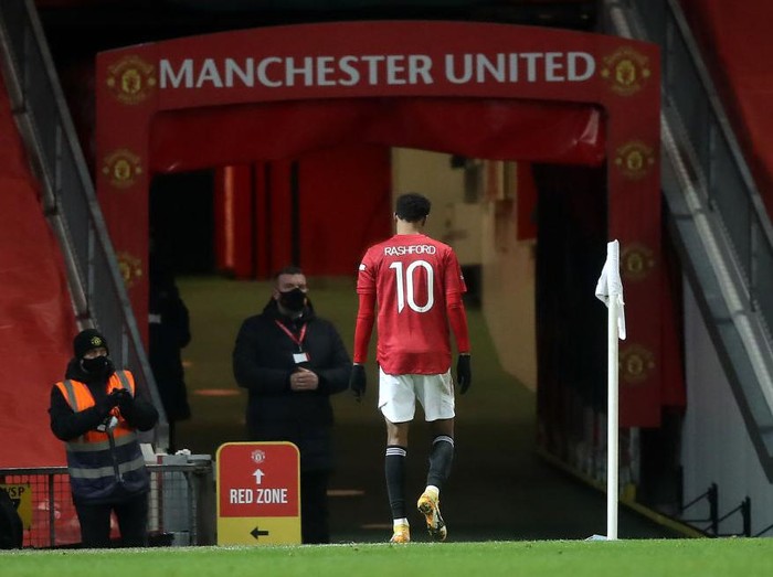 MANCHESTER, ENGLAND - JANUARY 24: Marcus Rashford of Manchester United leaves the field after appearing to pick up an injury during The Emirates FA Cup Fourth Round match between Manchester United and Liverpool at Old Trafford on January 24, 2021 in Manchester, England. Sporting stadiums around the UK remain under strict restrictions due to the Coronavirus Pandemic as Government social distancing laws prohibit fans inside venues resulting in games being played behind closed doors. (Photo by Martin Rickett - Pool/Getty Images)