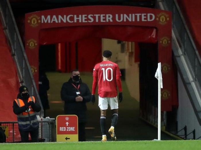 Marcus Rashford MANCHESTER, ENGLAND - JANUARY 24: Marcus Rashford of Manchester United leaves the field after appearing to pick up an injury during The Emirates FA Cup Fourth Round match between Manchester United and Liverpool at Old Trafford on January 24, 2021 in Manchester, England. Sporting stadiums around the UK remain under strict restrictions due to the Coronavirus Pandemic as Government social distancing laws prohibit fans inside venues resulting in games being played behind closed doors. (Photo by Martin Rickett - Pool/Getty Images)