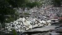 Ini Tumpukan Sampah yang Bikin Resah Warga Bekasi