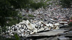 Ini Tumpukan Sampah yang Bikin Resah Warga Bekasi