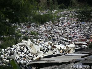 Pemkot Bekasi Targetkan Angkut Sampah Selapangan Bola Selesai Sebulan Pemkot Bekasi Targetkan Angkut Sampah Selapangan Bola Selesai Sebulan