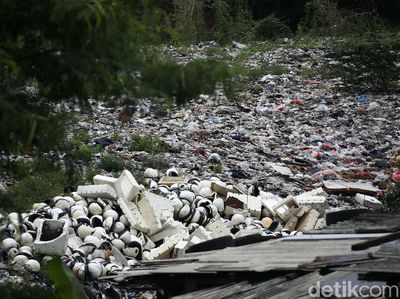 Ini Tumpukan Sampah yang Bikin Resah Warga Bekasi