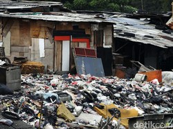 Terkendala Cuaca, Alat Berat Tunda Angkut Sampah Selapangan Bola di Bekasi