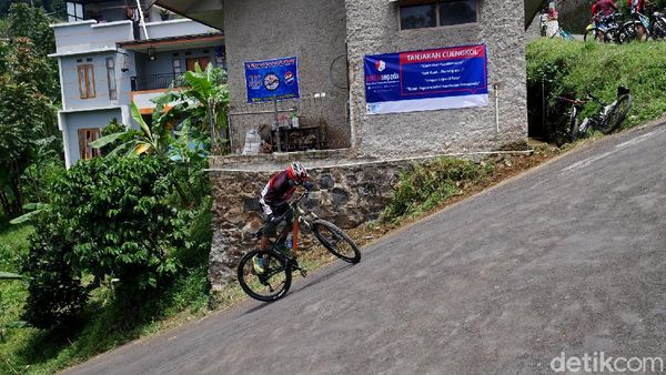 Menaklukkan Tanjakan Cijengkol yang Ekstrem di Lembang