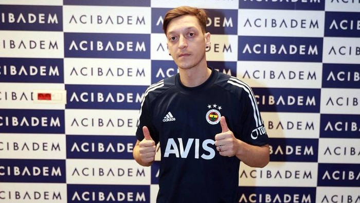 Mesut Oezil menjalani tes kesehatan sebelum resmi bergabung ke Fenerbahce.