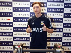 Mesut Oezil Tiba di Indonesia, Langsung Pamer Makan Rendang