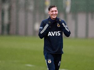 Mesut Oezil di Laga Fenerbahce: Buang Peluang Emas, Cedera Parah