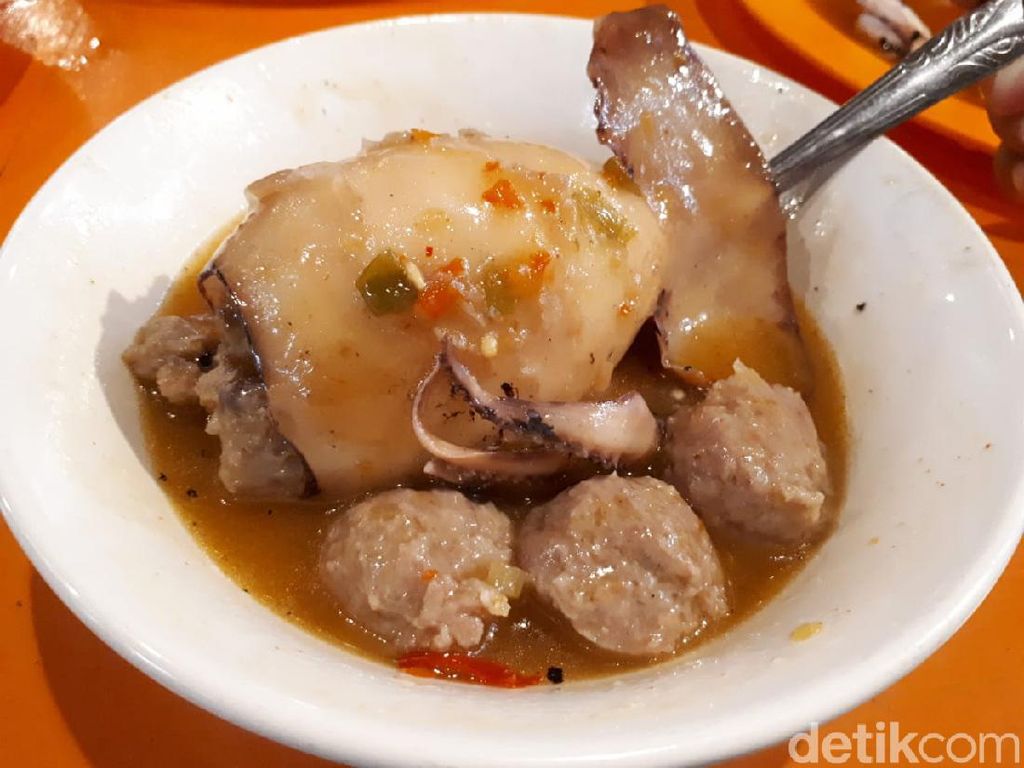 Mantul! Bakso Cumi Gajah yang Viral dengan Kuah Saus Padang Mantul! Bakso Cumi Gajah yang Viral dengan Kuah Saus Padang
