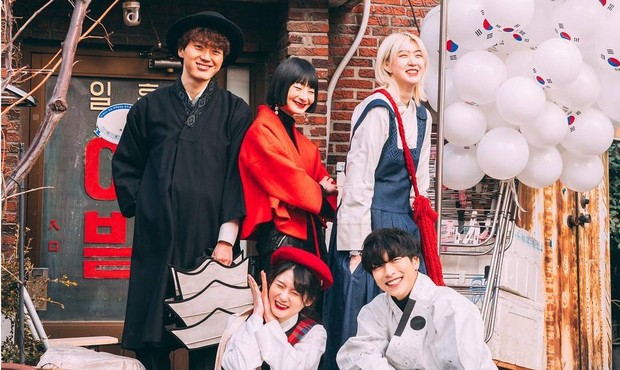 Para model mengenakan hanbok kekinian rancangan Darcygom.