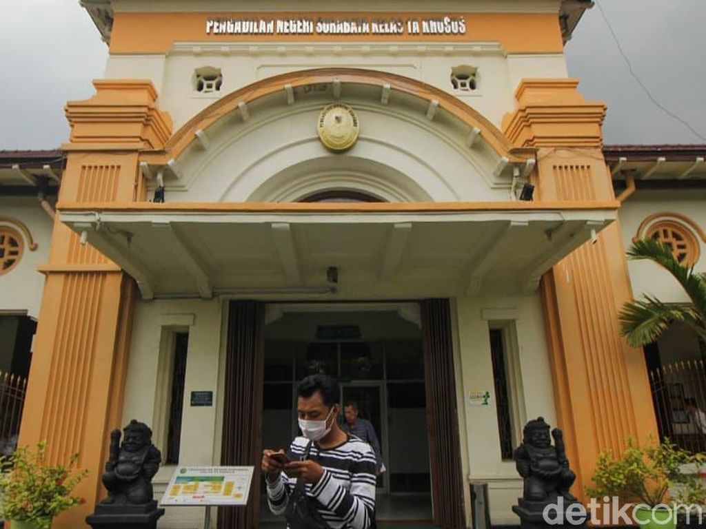 Aktivitas PN Surabaya Kembali Dibuka Usai Pegawai dan Hakim Positif COVID-19 Aktivitas PN Surabaya Kembali Dibuka Usai Pegawai dan Hakim Positif COVID-19