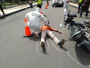 Cara Polisi di Ngawi Cegah Penyebaran COVID-19 Saat Terjadi Kecelakaan