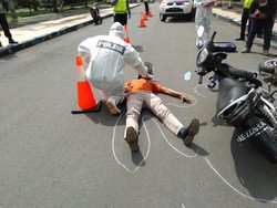 Cara Polisi di Ngawi Cegah Penyebaran COVID-19 Saat Terjadi Kecelakaan