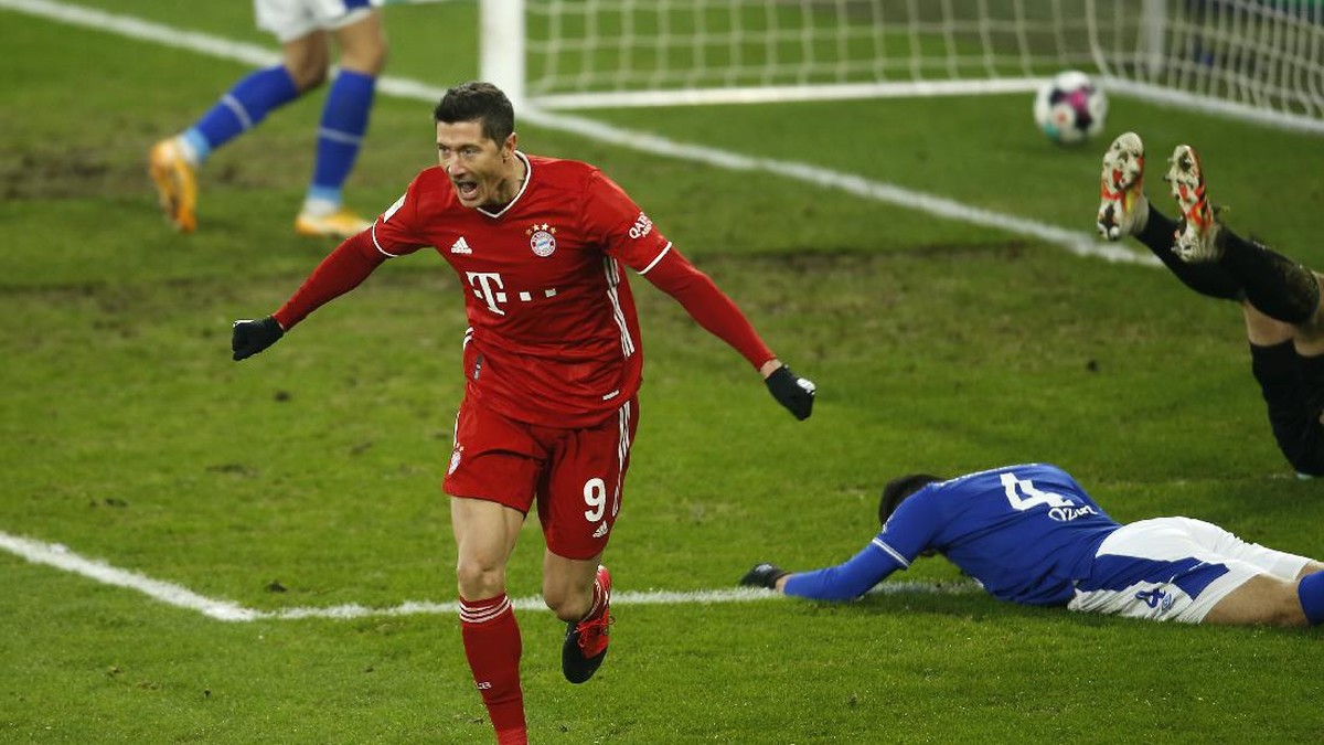 Robert Lewandowski mencetak rekor baru Bundesliga usai bobol gawang Schalke 04. (Foto: Leon Kuegeler - Pool/Getty Image/Pool)