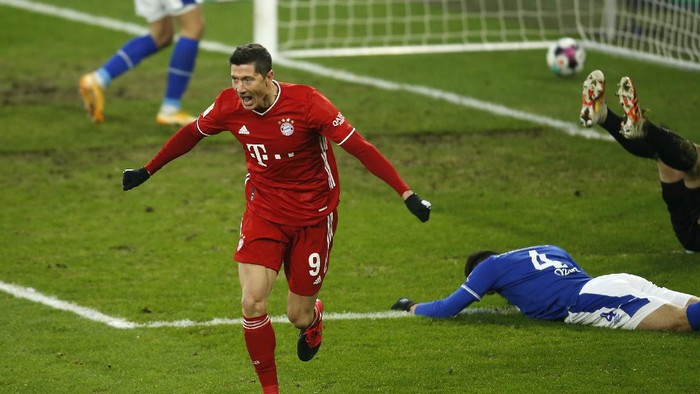 GELSENKIRCHEN, GERMANY - JANUARY 24: Robert Lewandowski celebrates after scoring their sides second goal  during the Bundesliga match between FC Schalke 04 and FC Bayern Muenchen at Veltins-Arena on January 24, 2021 in Gelsenkirchen, Germany. Sporting stadiums around Germany remain under strict restrictions due to the Coronavirus Pandemic as Government social distancing laws prohibit fans inside venues resulting in games being played behind closed doors. (Photo by Leon Kuegeler - Pool/Getty Images)