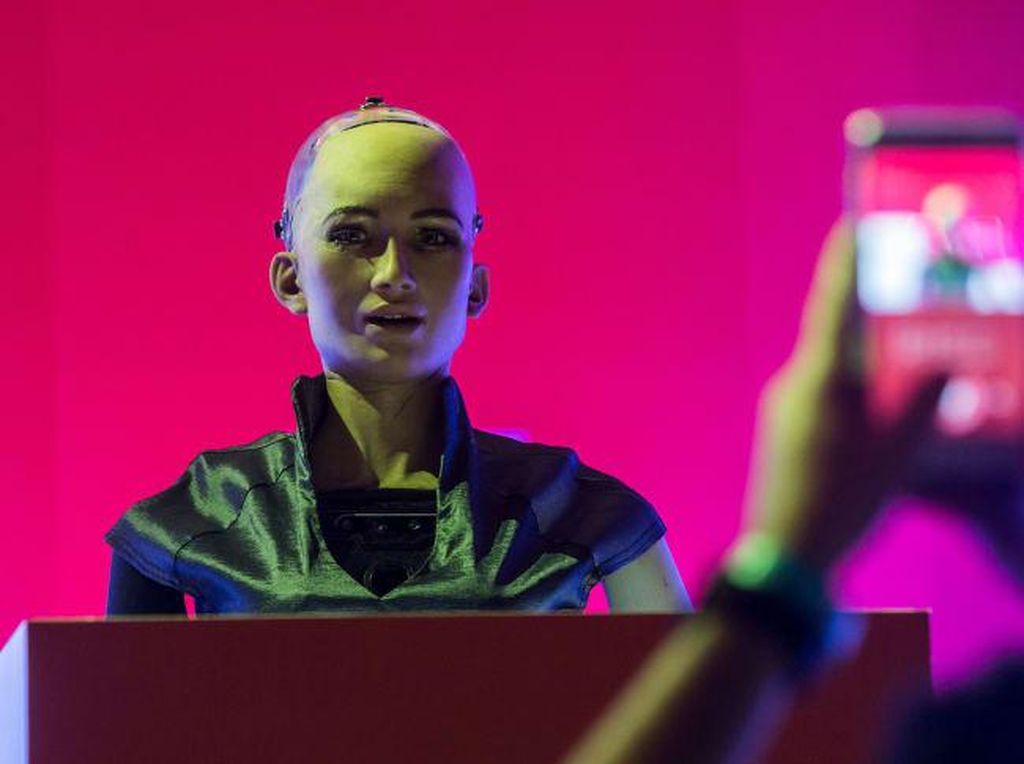 Robot Sophia Siap Diproduksi Massal di Tengah Pandemi Corona Robot Sophia Siap Diproduksi Massal di Tengah Pandemi Corona