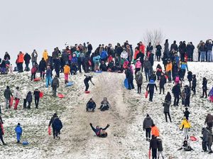 Warga Perang Bola Salju, Polisi Beri Denda Rp 3,8 Juta