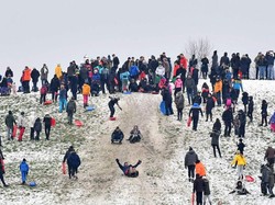 Warga Perang Bola Salju, Polisi Beri Denda Rp 3,8 Juta