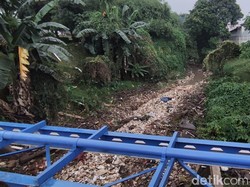 Hingga Sore Ini, Kali Sampah di Depok Belum Juga Bersih