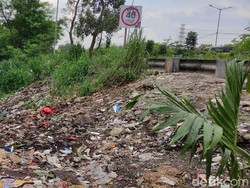 Sampah Jelang Gerbang Tol Kalimalang 1 Berkurang tapi Masih Tetap Banyak