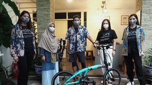 Sandiaga Uno dan Wulan Guritno Lelang Seli untuk Amal