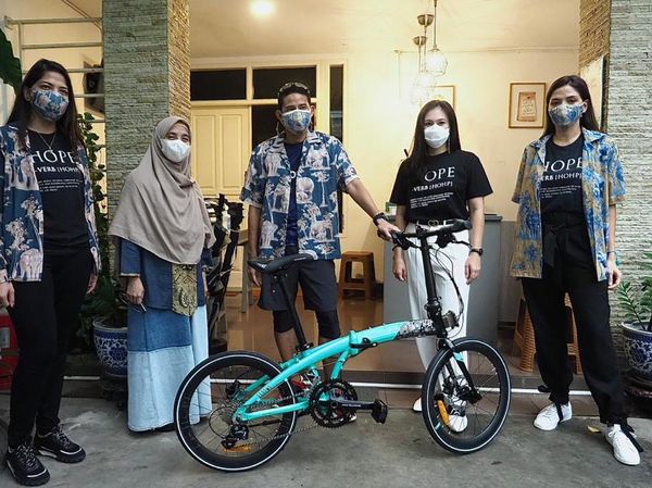 Sandiaga Uno dan Wulan Guritno Lelang Seli untuk Amal