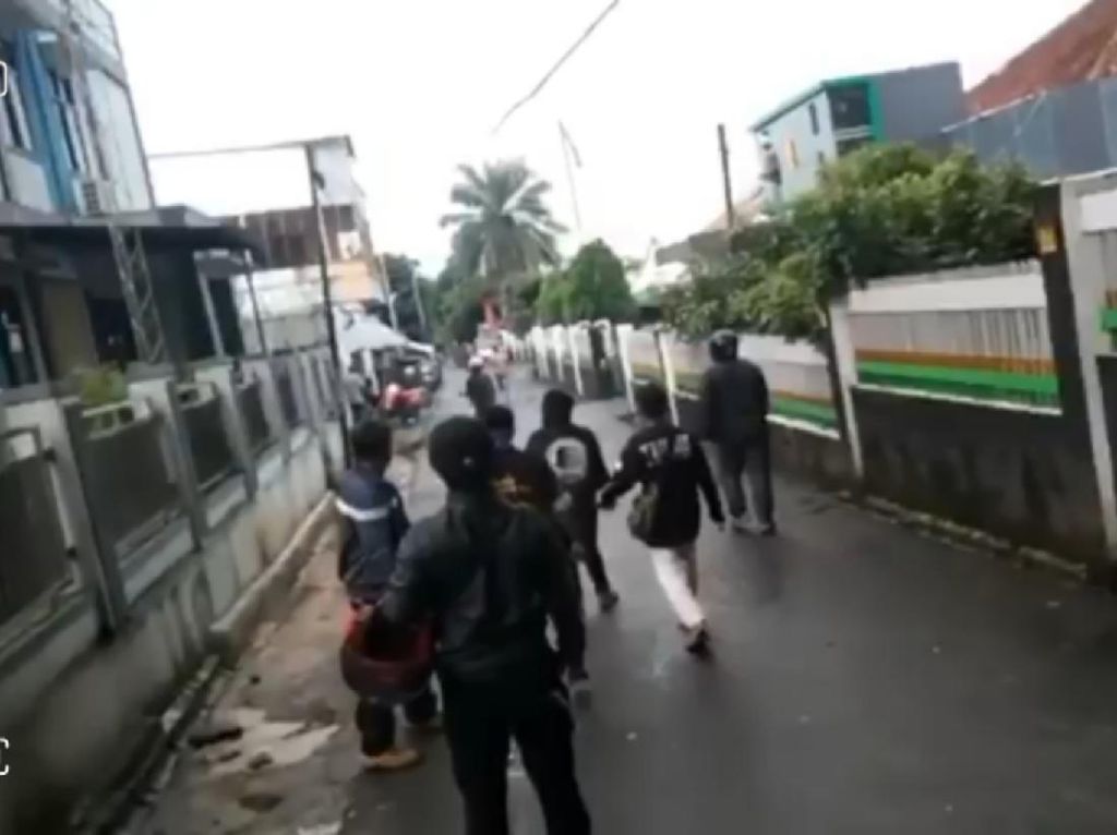 Viral Video Keributan di Jalanan Sukabumi, Polisi: Sudah Damai-Selesai Viral Video Keributan di Jalanan Sukabumi, Polisi: Sudah Damai-Selesai