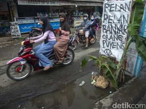 Spanduk Lucu Hingga Pohon Pisang Sindir Jalan Rusak di Bogor
