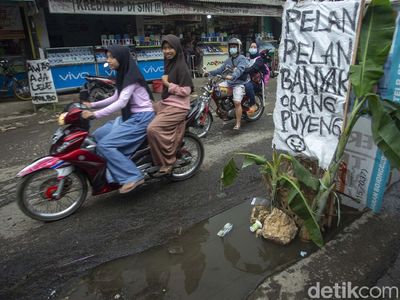 Spanduk Lucu Hingga Pohon Pisang Sindir Jalan Rusak di Bogor