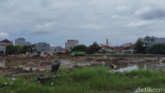 Stadion Andi Mattalatta ada beberapa kubangan di sekitarnya.