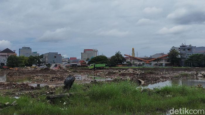 Stadion Andi Mattalatta Stadion Andi Mattalatta ada beberapa kubangan di sekitarnya.