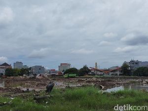 Membahayakan, Kubangan Stadion Andi Mattalatta Jadi Tempat Main Anak