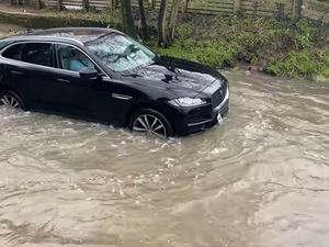 Maksa Lewat Banjir, Mobil Mewah Ini Malah Ngebul