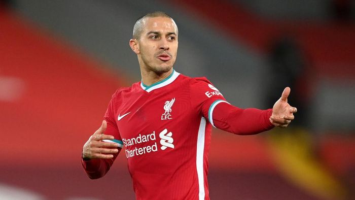 LIVERPOOL, ENGLAND - JANUARY 17: Thiago Alcantara of Liverpool gives their team instructions during the Premier League match between Liverpool and Manchester United at Anfield on January 17, 2021 in Liverpool, England. Sporting stadiums around England remain under strict restrictions due to the Coronavirus Pandemic as Government social distancing laws prohibit fans inside venues resulting in games being played behind closed doors. (Photo by Michael Regan/Getty Images)