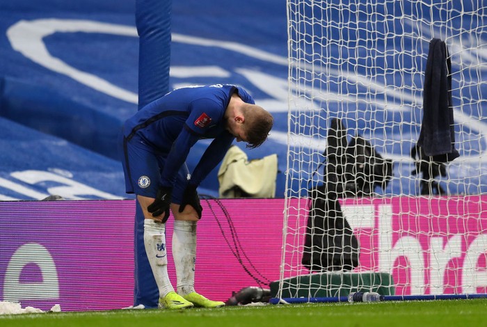 LONDON, ENGLAND - JANUARY 24: Timo Werner of Chelsea reacts after he misses a penalty during The Emirates FA Cup Fourth Round match between Chelsea and Luton Town at Stamford Bridge on January 24, 2021 in London, England. Sporting stadiums around the UK remain under strict restrictions due to the Coronavirus Pandemic as Government social distancing laws prohibit fans inside venues resulting in games being played behind closed doors. (Photo by Catherine Ivill/Getty Images)