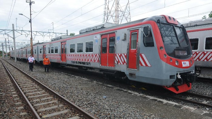 Petugas menyaksikan keadaan Kereta Rel Listrik (KRL) dikala berada di Stasiun Klaten, Jawa Tengah, Jumat (4/12/2020). PT Kereta Commuter Indonesia (KCI) masih menjalankan tahapan uji coba KRL Jogja-Solo dalam tata cara listrik pemikiran atas, kecepatan KRL, dan sarananya sehingga sanggup meminimalisir duduk kasus dalam pelayanan perjalanan KRL. ANTARA FOTO/Aloysius Jarot Nugroho/foc.