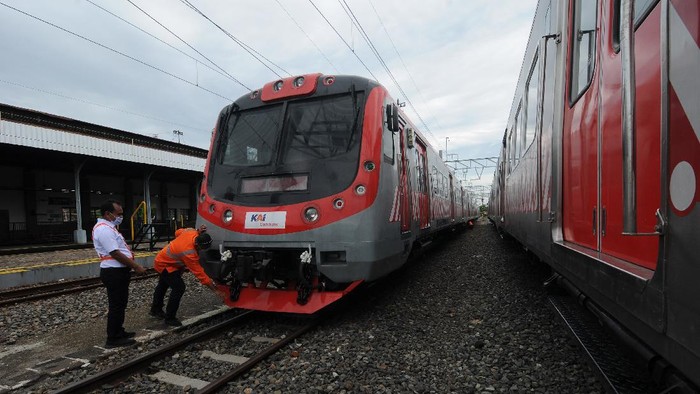 UJI COBA KRL JOGJA-SOLO Petugas menyaksikan keadaan Kereta Rel Listrik (KRL) di saat berada di Stasiun Klaten, Jawa Tengah, Jumat (4/12/2020). PT Kereta Commuter Indonesia (KCI) masih melakukan tahapan uji coba KRL Jogja-Solo dalam metode listrik fatwa atas, kecepatan KRL, dan sarananya sehingga sanggup meminimalisir perkara dalam pelayanan perjalanan KRL. ANTARA FOTO/Aloysius Jarot Nugroho/foc.