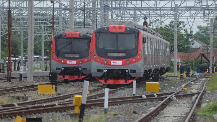 UJI COBA KRL JOGJA-SOLO Petugas menyaksikan keadaan Kereta Rel Listrik (KRL) di saat berada di Stasiun Klaten, Jawa Tengah, Jumat (4/12/2020). PT Kereta Commuter Indonesia (KCI) masih mengerjakan tahapan uji coba KRL Jogja-Solo dalam tata cara listrik pemikiran atas, kecepatan KRL, dan sarananya sehingga sanggup meminimalkan masalah dalam pelayanan perjalanan KRL. ANTARA FOTO/Aloysius Jarot Nugroho/foc.