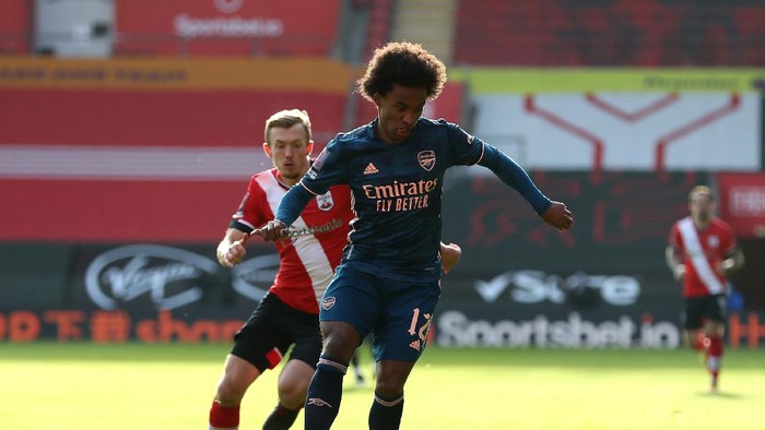 SOUTHAMPTON, ENGLAND - JANUARY 23: Willian of Arsenal is challenged by James Ward-Prowse of Southampton during The Emirates FA Cup Fourth Round match between Southampton FC and Arsenal FC on January 23, 2021 in Southampton, England. Sporting stadiums around the UK remain under strict restrictions due to the Coronavirus Pandemic as Government social distancing laws prohibit fans inside venues resulting in games being played behind closed doors. (Photo by Catherine Ivill/Getty Images)