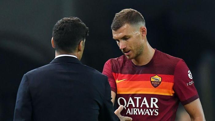 UDINE, ITALY - OCTOBER 03: Edin Dzeko of AS Roma shakes hands with Paulo Fonseca head coach of AS Roma during the Serie A match between Udinese Calcio and AS Roma at Dacia Arena on October 03, 2020 in Udine, Italy. (Photo by Alessandro Sabattini/Getty Images)